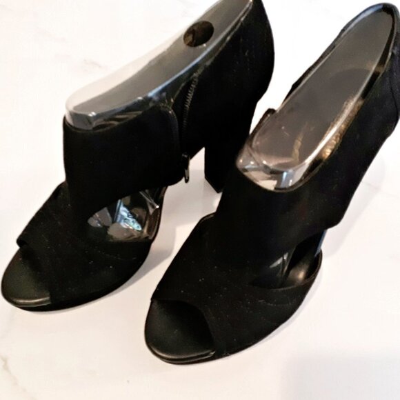 NIB NWT Banana Republic black suede bootie, 10 - Picture 4 of 7